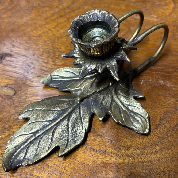 Set of two intricate leaf brass candlestick holders - Picture 4 of 6